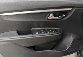 Подержанный автомобиль Kia Rio Hatchback 2020 года (11 фото)