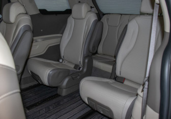 Подержанный автомобиль Kia Carnival 2021 года (10 фото)