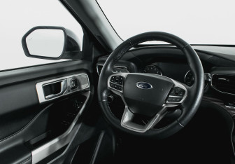Подержанный автомобиль Ford Explorer 2021 года (10 фото)