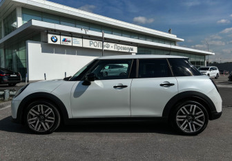 Подержанный автомобиль MINI Hatch 2025 года (8 фото)