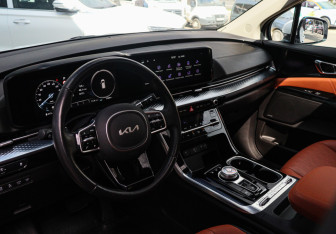 Подержанный автомобиль Kia Carnival 2022 года (12 фото)