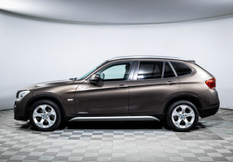 Подержанный автомобиль BMW X1 2012 года (8 фото)