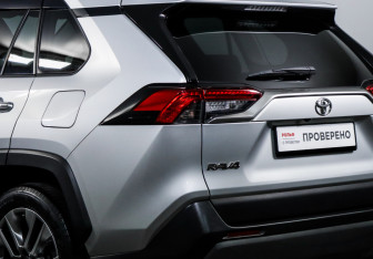 Подержанный автомобиль Toyota RAV4 2019 года (17 фото)