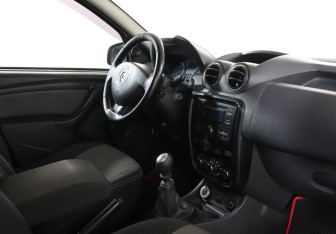 Подержанный автомобиль Renault Duster 2014 года (9 фото)