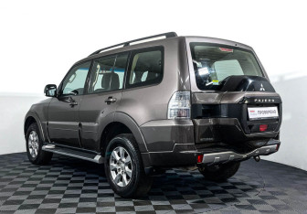 Подержанный автомобиль Mitsubishi Pajero 2015 года (7 фото)