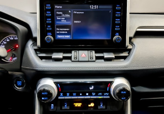 Подержанный автомобиль Toyota RAV4 2021 года (15 фото)