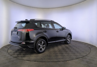 Подержанный автомобиль Toyota RAV4 2018 года (5 фото)