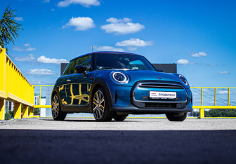 Подержанный автомобиль MINI Hatch 2021 года (3 фото)