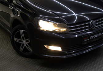 Подержанный автомобиль Volkswagen Polo Sedan 2015 года (22 фото)