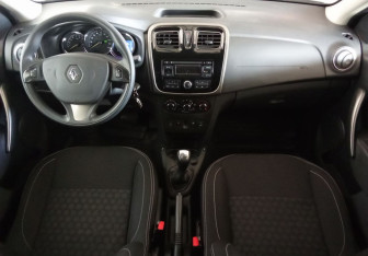 Подержанный автомобиль Renault Logan Sedan 2015 года (9 фото)