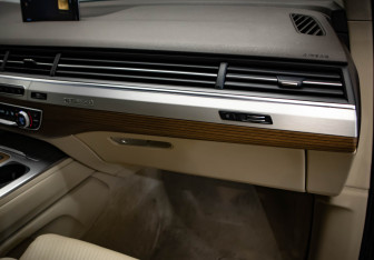 Подержанный автомобиль Audi Q7 2015 года (27 фото)