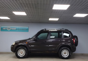 Подержанный автомобиль Chevrolet Niva 2010 года (8 фото)