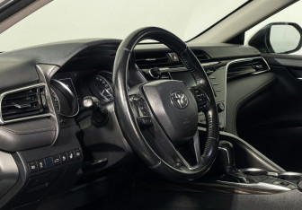 Подержанный автомобиль Toyota Camry Sedan 2018 года (13 фото)