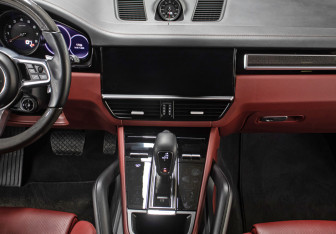 Подержанный автомобиль Porsche Cayenne 2021 года (15 фото)