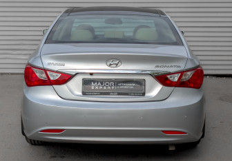 Подержанный автомобиль Hyundai Sonata 2011 года (6 фото)
