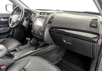 Подержанный автомобиль Kia Sorento 2015 года (11 фото)