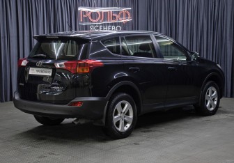 Подержанный автомобиль Toyota RAV4 2015 года (5 фото)