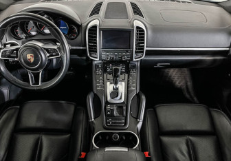 Подержанный автомобиль Porsche Cayenne 2015 года (12 фото)
