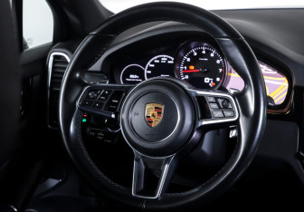 Подержанный автомобиль Porsche Cayenne 2018 года (14 фото)