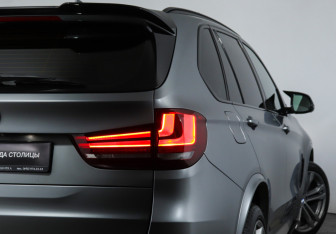 Подержанный автомобиль BMW X5 2014 года (22 фото)