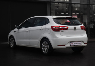 Подержанный автомобиль Kia Rio Hatchback 2015 года (7 фото)