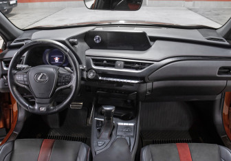 Подержанный автомобиль Lexus UX 2018 года (15 фото)