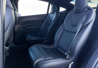 Подержанный автомобиль Tesla Model X 2023 года (10 фото)