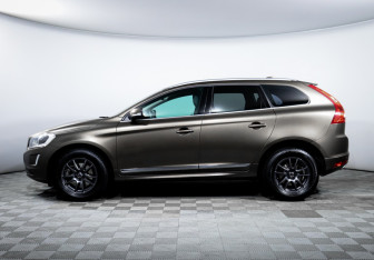 Подержанный автомобиль Volvo XC60 2015 года (8 фото)