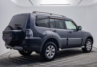 Подержанный автомобиль Mitsubishi Pajero 2013 года (5 фото)
