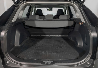 Подержанный автомобиль Toyota RAV4 2021 года (10 фото)