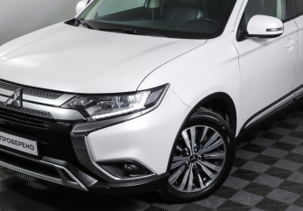 Подержанный автомобиль Mitsubishi Outlander 2021 года (23 фото)