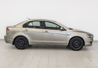 Подержанный автомобиль Mitsubishi Lancer Sedan 2010 года (4 фото)