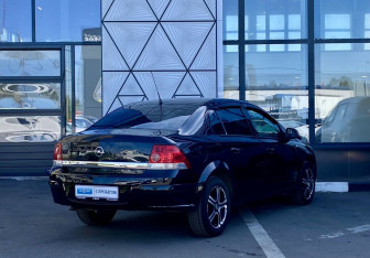 Подержанный автомобиль Opel Astra Sedan 2012 года (5 фото)