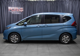 Подержанный автомобиль Honda Freed 2016 года (8 фото)