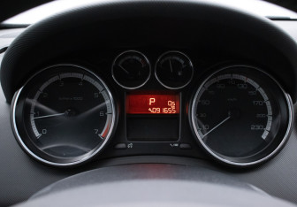 Подержанный автомобиль Peugeot 408 2013 года (12 фото)