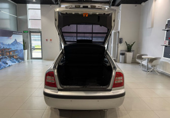Подержанный автомобиль Skoda Octavia Liftback 2007 года (9 фото)
