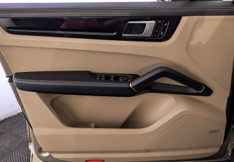 Подержанный автомобиль Porsche Cayenne 2018 года (19 фото)