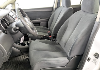 Подержанный автомобиль Nissan Tiida Hatchback 2013 года (20 фото)