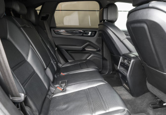 Подержанный автомобиль Porsche Cayenne 2018 года (10 фото)