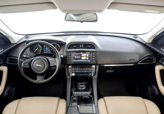Подержанный автомобиль Jaguar F-Pace 2018 года (14 фото)