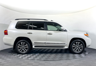 Подержанный автомобиль Toyota Land Cruiser Suv 2013 года (4 фото)