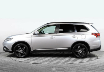 Подержанный автомобиль Mitsubishi Outlander 2021 года (3 фото)