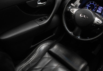 Подержанный автомобиль Infiniti FX 2012 года (17 фото)