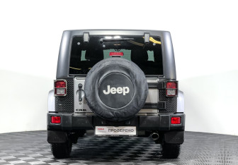 Подержанный автомобиль Jeep Wrangler 2013 года (6 фото)