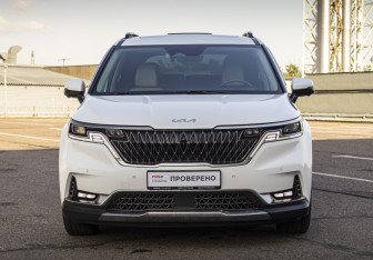Подержанный автомобиль Kia Carnival 2022 года (3 фото)
