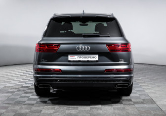 Подержанный автомобиль Audi Q7 2015 года (6 фото)