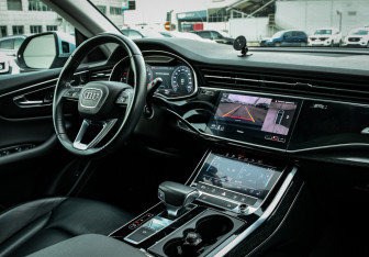 Подержанный автомобиль Audi Q8 2019 года (9 фото)