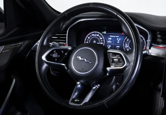 Подержанный автомобиль Jaguar F-Pace 2021 года (13 фото)