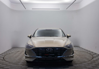 Подержанный автомобиль Hyundai Sonata 2022 года (2 фото)