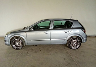 Подержанный автомобиль Opel Astra Hatchback 2009 года (8 фото)